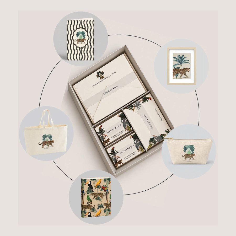 Caja de papelería personalizada rodeada de cuaderno, cuadro, tote y neceser de la colección Amazonas