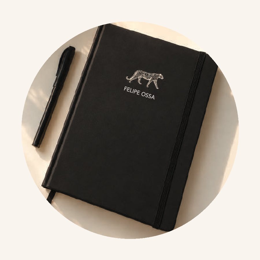 Cuaderno negro con un jaguar y un nombre estampados en foil plateado