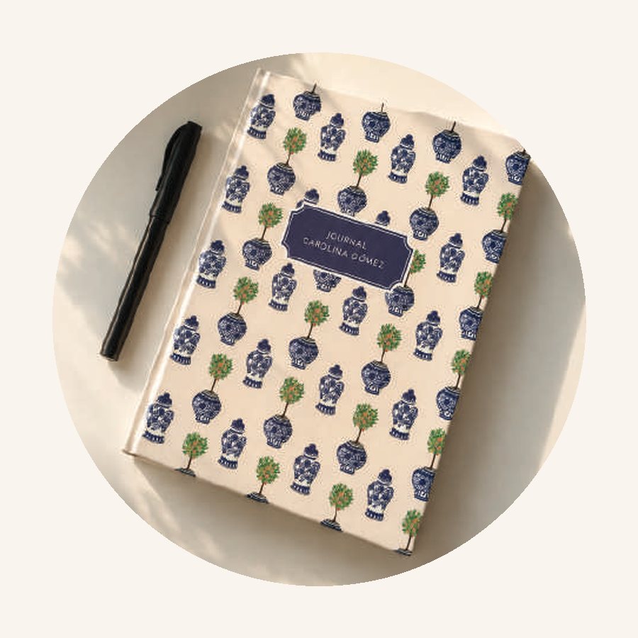 Cuaderno de tapa dura con estampado de jarrones y el nombre de una persona