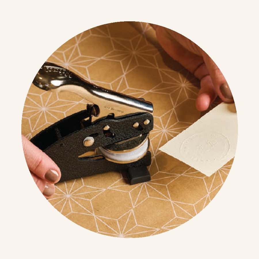 Repujadora de sello seco marcando un papel en relieve