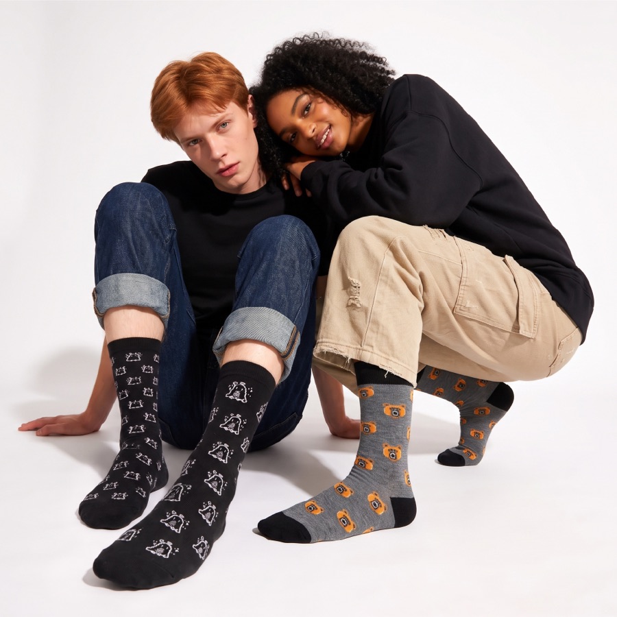 Dos personas con medias Giraffe negras de fantasmas y grises de osos