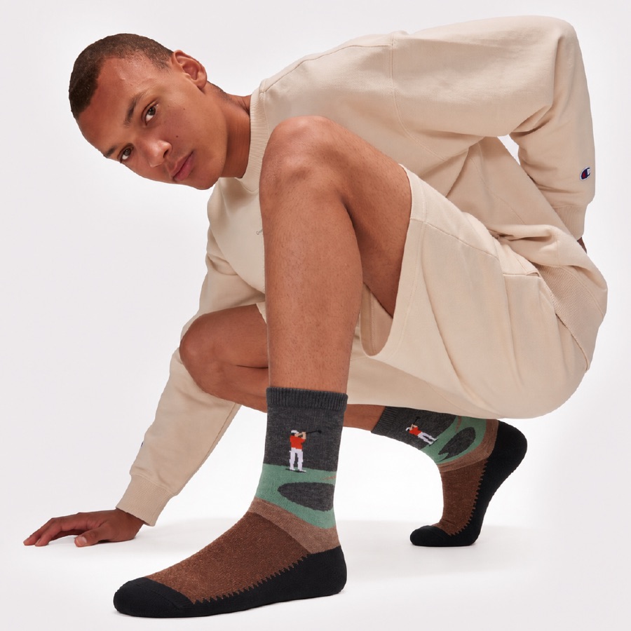 Hombre con medias Giraffe grises con un campo de golf ilustrado