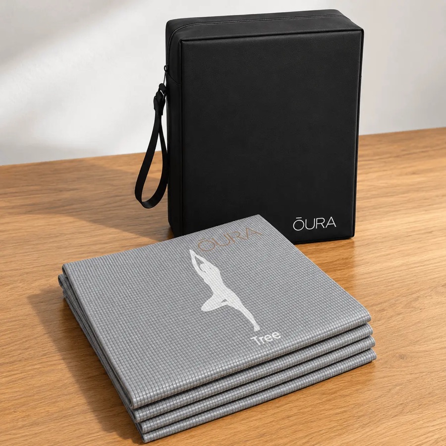 Mat de yoga gris plegado junto a su estuche negro