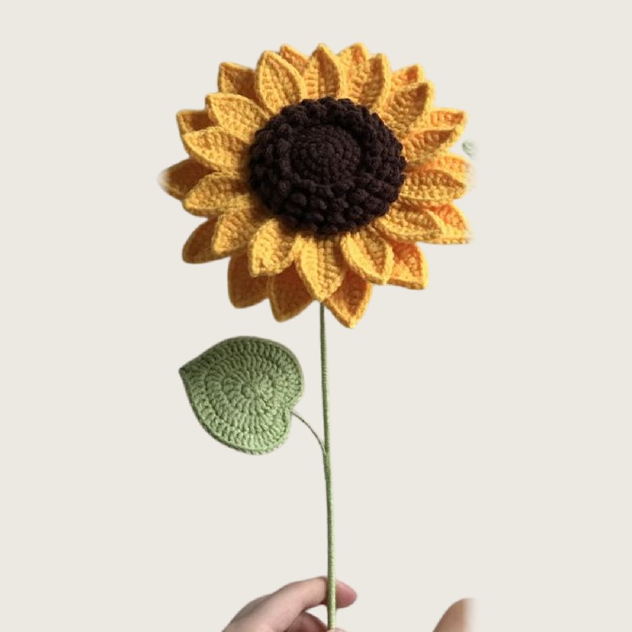 Girasol amarillo tejido a mano con tallo y una hoja