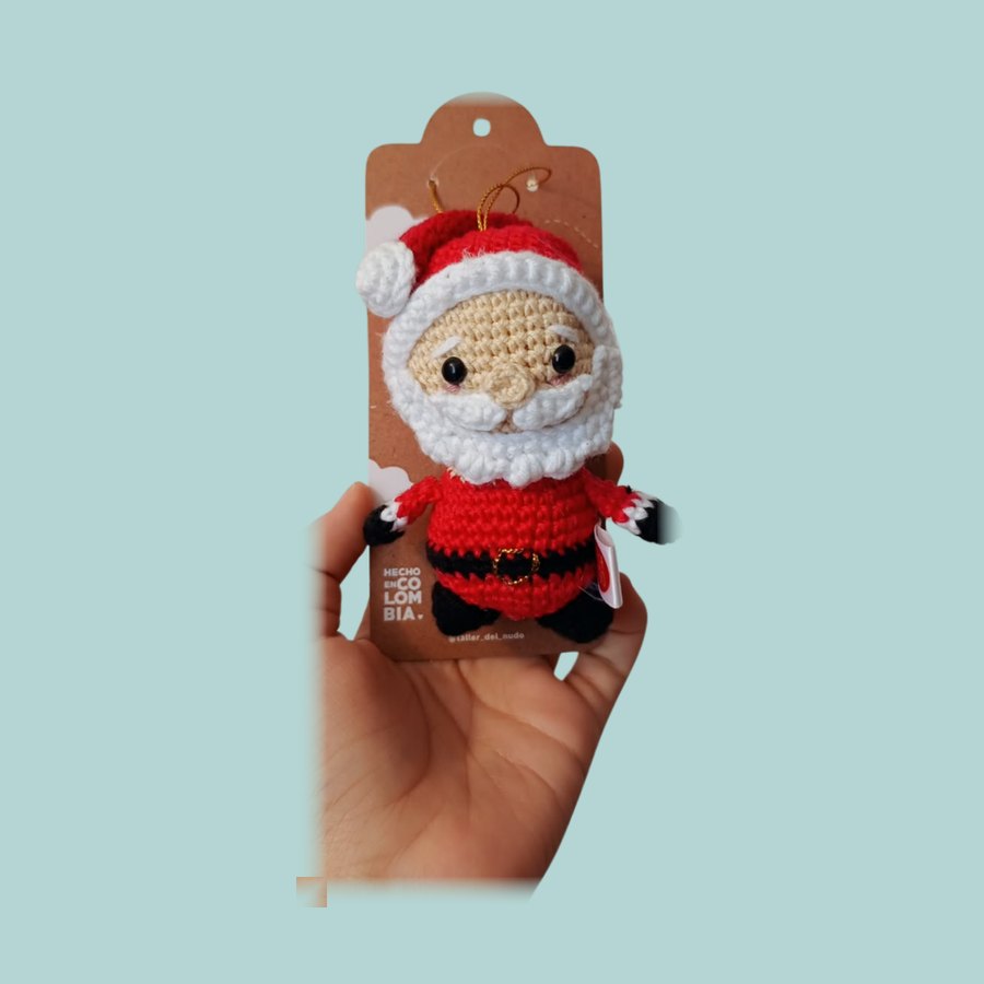 Llavero tejido de Papá Noel sobre su tarjeta de exhibición
