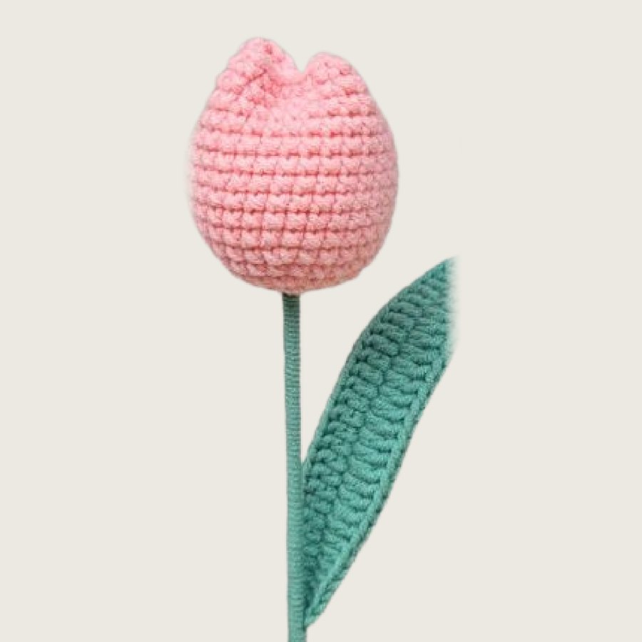 Tulipán rosado tejido a mano con una hoja verde